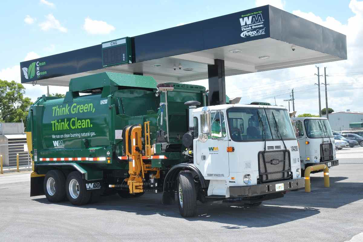 Waste Management Up To Nearly 500 Cng Trucks In Florida Hard Working Trucks