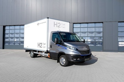 Ballard, a market leader of PEM fuel cell systems, and the German specialist for sustainable passenger and freight transport, Quantron AG, have been developing zero-emission fuel cell electric commercial vehicle platforms in a partnership since September 2021. The heavy-duty truck QUANTRON QHM FCEV and the light-duty truck QUANTRON QLI FCEV are the first examples of this fruitful collaboration – both class-leading in range and technical package. Five hydrogen powered light transporters have already been delivered to an European customer